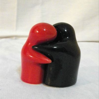 Kitchen Black & RED Embracing Hugging Ceramic Salt & Pepper Shakers Set Decor