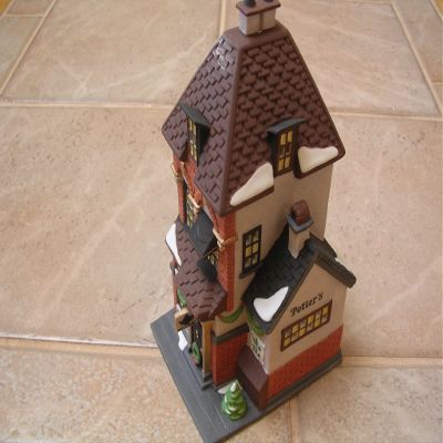 Department 56 Heritage Village Collection ; Christmas in the City Series ; 1993 West Village Shops Potters Tea Seller