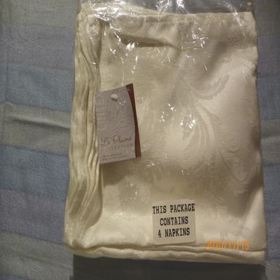 Linex, Le Plume 4 Off White Napkins