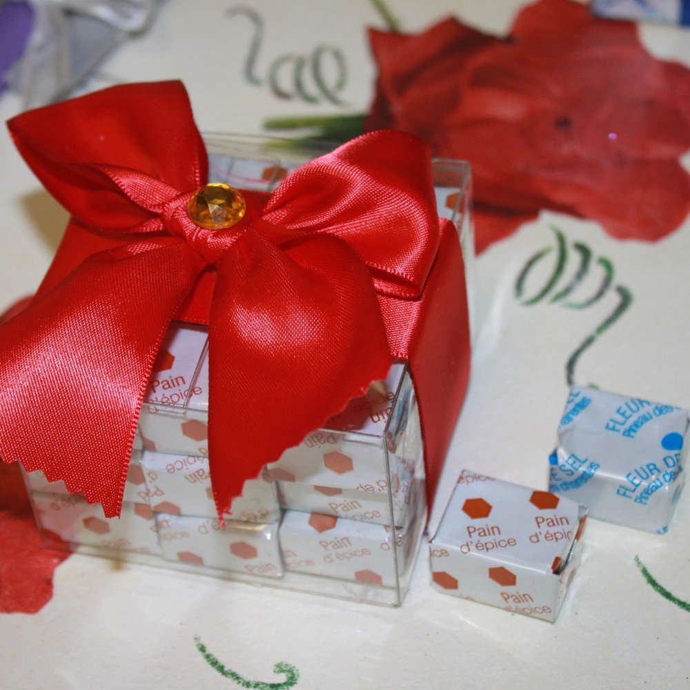 FavorOnline Paris Caramels, Gingerbread Caramels Box with Satin Red Ribbon - 27 Pieces, 10.5 oz