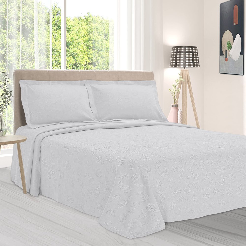 BNM Oversized Paisley Matelasse Cotton Bedspread, Jacquard Weave, Soft and Breathable, All-Season, Cozy and Lightweight, Perfect for Master or Guest Bedroom, Matching Pillow Shams, White, Full