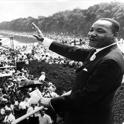 Martin Luther King Jr giving a speech at the Lincoln Memorial in Washington DC Photo Print (8 x 10)