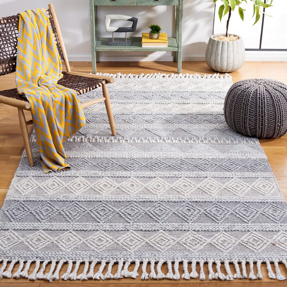 SAFAVIEH Natura Collection Accent Rug - 3' x 5', Silver, Handmade Wool Tassel, Ideal for High Traffic Areas in Entryway, Living Room, Bedroom (NAT317G)