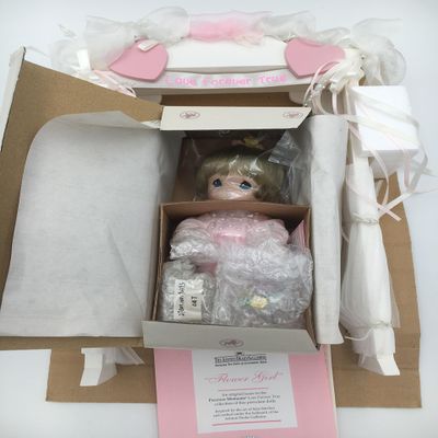 Ashton Drake ** Precious Moments Flower Girl and Arch (Ashton Drake) ** 92393