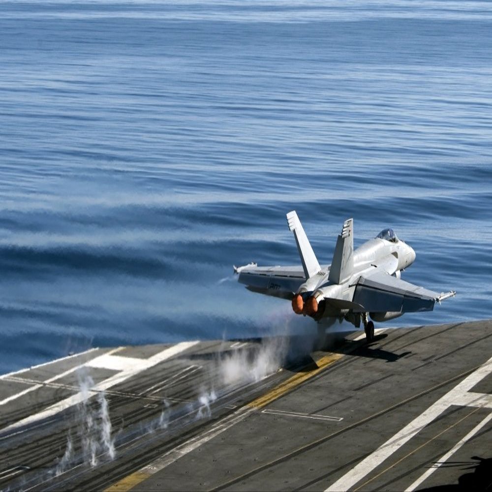 Posterazzi An F/A-18E Super Hornet launches from the flight deck of USS Carl Vinson Poster Print, (17 x 10)