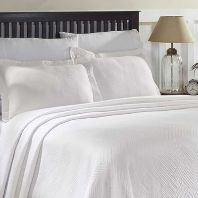 BNM Oversized Geometric Fret Design Matelasse Cotton Bedspread, Jacquard Weave, Soft, All-Season, Cozy, Lightweight, Perfect for Master or Guest Bedroom, Matching Pillow Shams, Full, White
