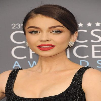 Posterazzi Poster Print Sarah Hyland at Arrivals for The Critics' Choice Awards Barker Hangar Santa Monica Ca January 11 2018. Photo by Elizabeth GoodenoughEverett Collection Celebrity (8 x 10)