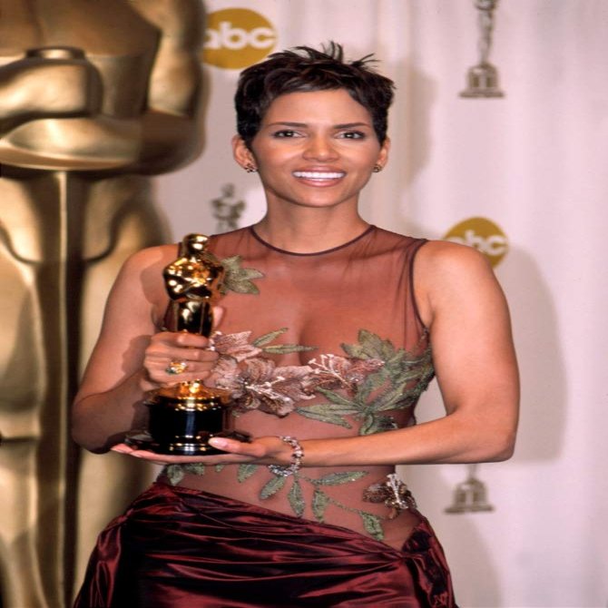 Posterazzi Poster Print Collection Halle Berry Holding Her Oscar at The Academy Awards La Ca 3242002 by Robert Hepler Celebrity (8 x 10)