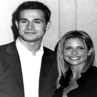 Posterazzi Poster Print Collection Freddie Prinze Jr. and Sarah Michelle Gellar Premiere of Boys & Girls Ny 61300 by Cj Contino Celebrity (8 x 10)