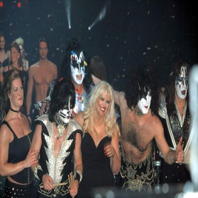 Posterazzi Poster Print Collection EVCPSDKISSCJ001 Kiss with Joanie Laurer (L) and Anna Nicole Smith (Ctr) at Lane Bryant Lingerie Fashion Show Ny 252002 by Cj Contino Celebrity (10 x 8)
