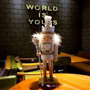 ZAMTAC Nutcracker Puppet Bar Home Living Room Decoration Exquisite Soldier Ornaments Spring Festival (Color: Style C)