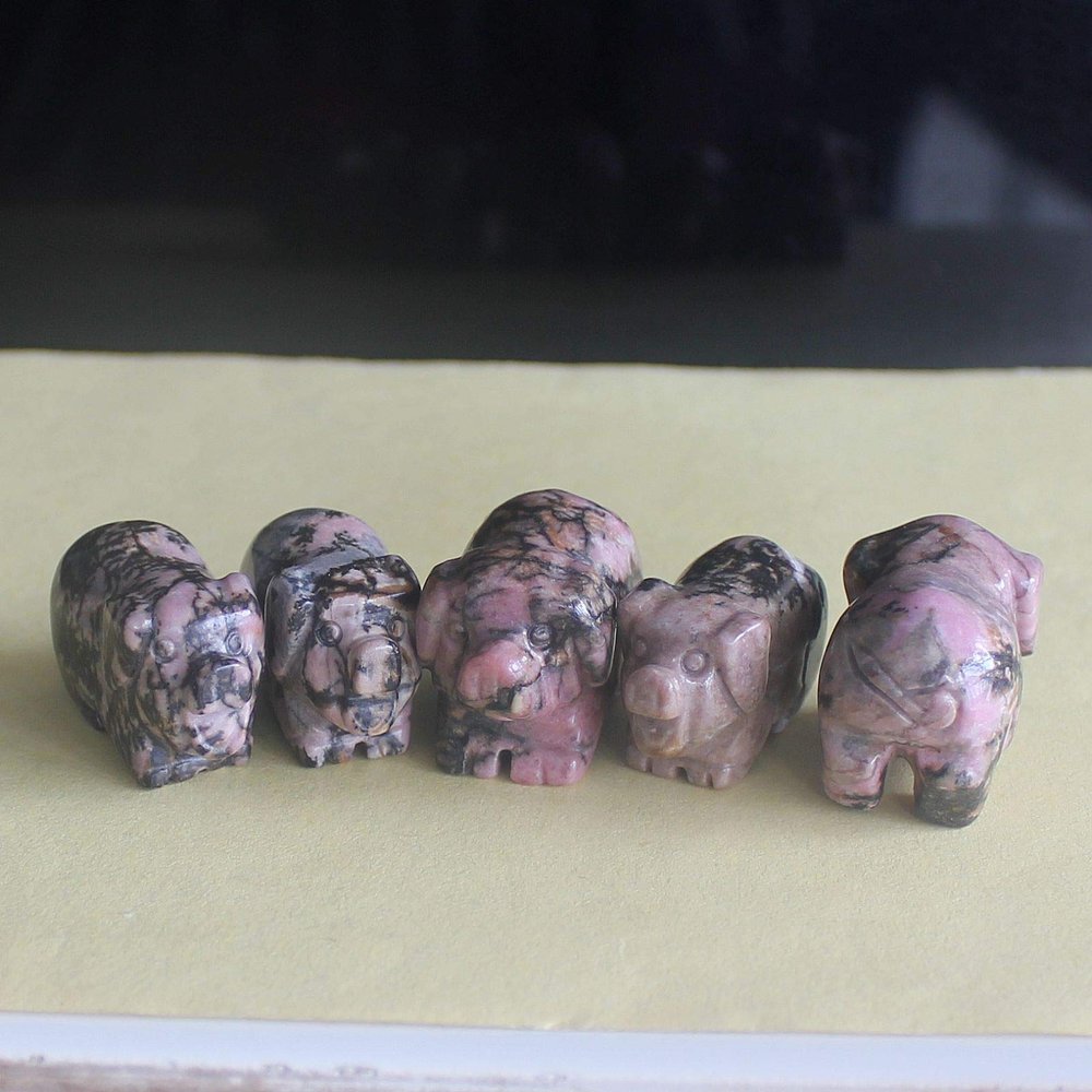 1.2'' Hand Carved Mixed Gemstone Crystal Pig Figurine Animal Carving (Rhodonite, 5pcs)