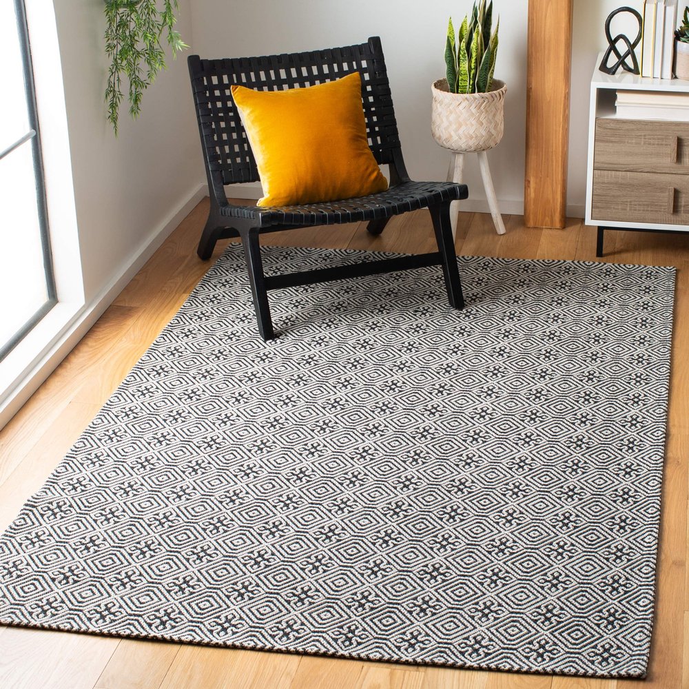 SAFAVIEH Area Rug 8x10 - Augustine Collection - Large - Black & Light Grey, Geometric Design, Easy Cleaning, Ideal for Living Room, Bedroom, Office, Dining Space (AGT402H)