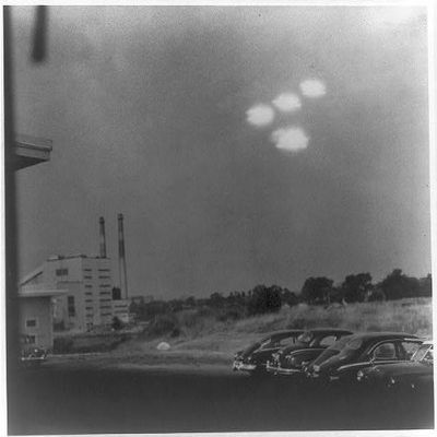 HistoricalFindings Photo: Unidentified Flying Objects,'V' Formation,UFOs,1952