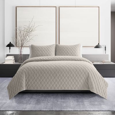 Vera Wang - Queen Quilt Set, Super Soft Bedding Set with Matching Shams, Modern Room Essentials (Diamond Velvet Natural, Queen)