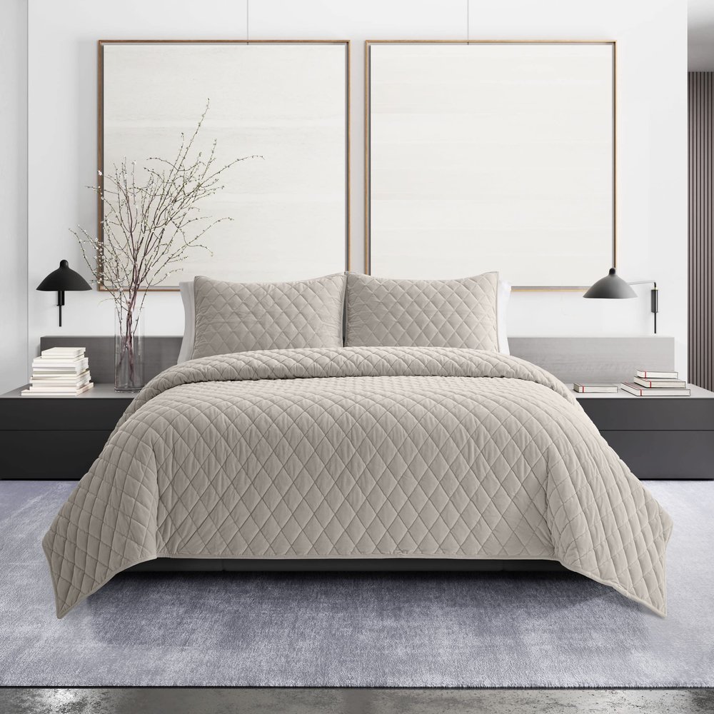 Vera Wang - Queen Quilt Set, Super Soft Bedding Set with Matching Shams, Modern Room Essentials (Diamond Velvet Natural, Queen)