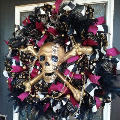 GLOWING EYES Deluxe Bling Pirate Skull and Crossbones Halloween Front Door Wreath, Jewels, Beads, Feathers, Luxury High End Fancy GASPARILLA