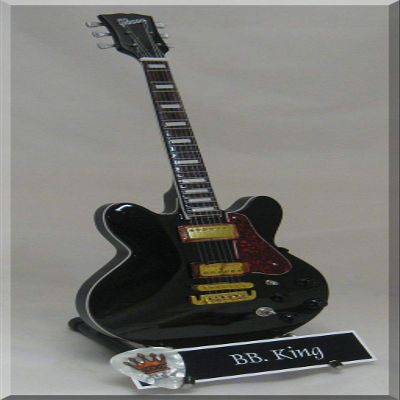 IZZI BB King Miniature Guitar Lucille with Guitar Pick