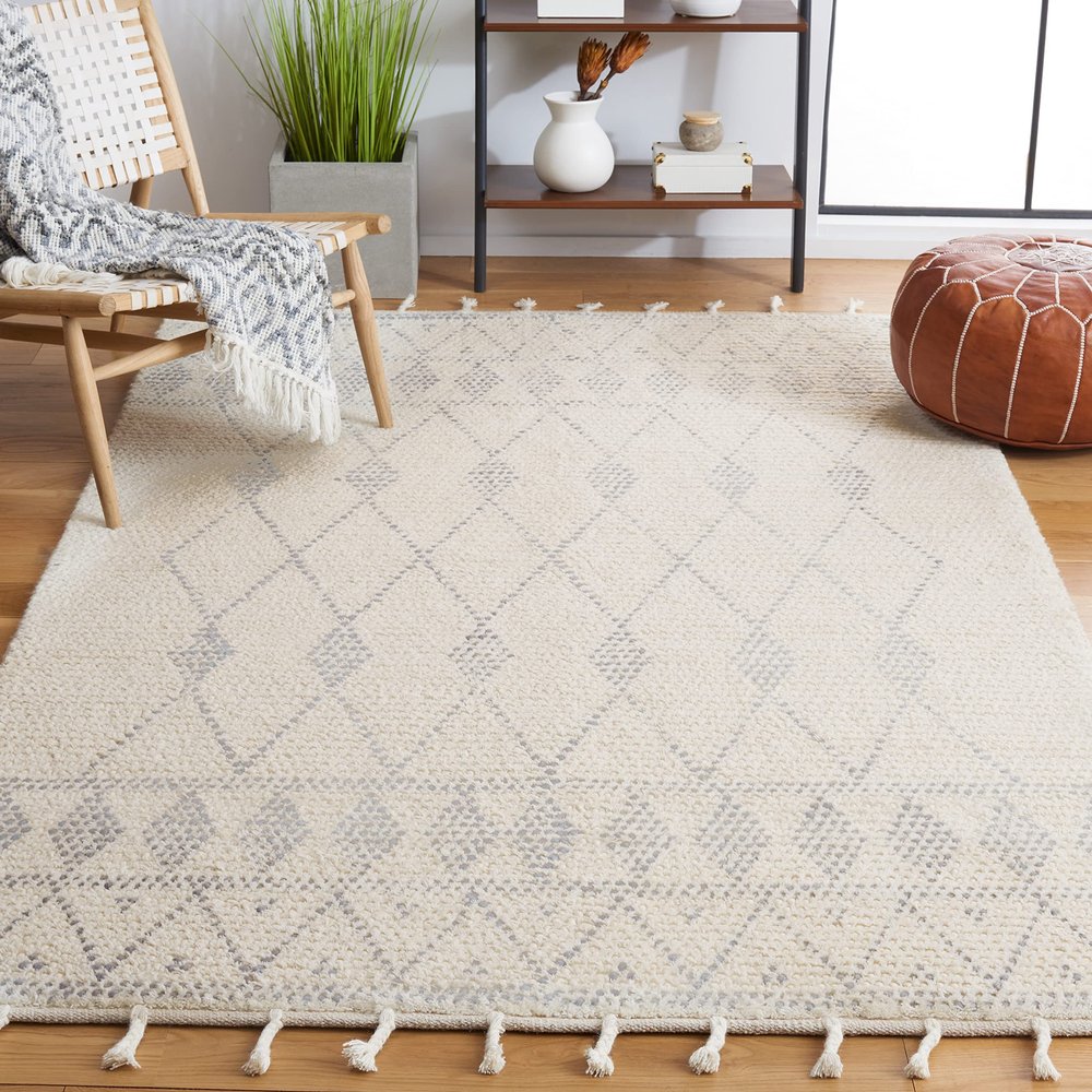 SAFAVIEH Casablanca Collection Accent Rug - 3' x 5', Ivory & Grey, Handmade Moroccan Tassel Wool, 0.5-inch Thick Ideal for High Traffic Areas in Entryway, Living Room, Bedroom (CSB490A)