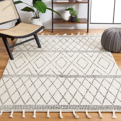 SAFAVIEH Casablanca Collection Accent Rug - 3' x 5', Ivory & Black, Handmade Moroccan Tassel Wool, 0.5-inch Thick Ideal for High Traffic Areas in Entryway, Living Room, Bedroom (CSB491A)