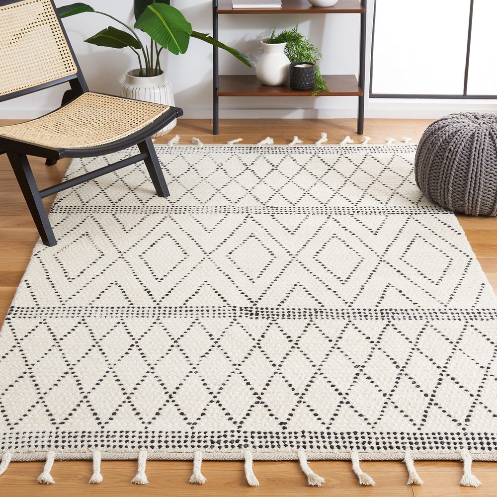 SAFAVIEH Casablanca Collection Accent Rug - 3' x 5', Ivory & Black, Handmade Moroccan Tassel Wool, 0.5-inch Thick Ideal for High Traffic Areas in Entryway, Living Room, Bedroom (CSB491A)