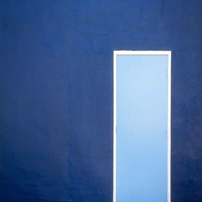 Posterazzi PDDUS19BJY0083LARGE USA, Louisiana, New Orleans. Blue Wall and Door Photo Print, 24 x 36, Multi