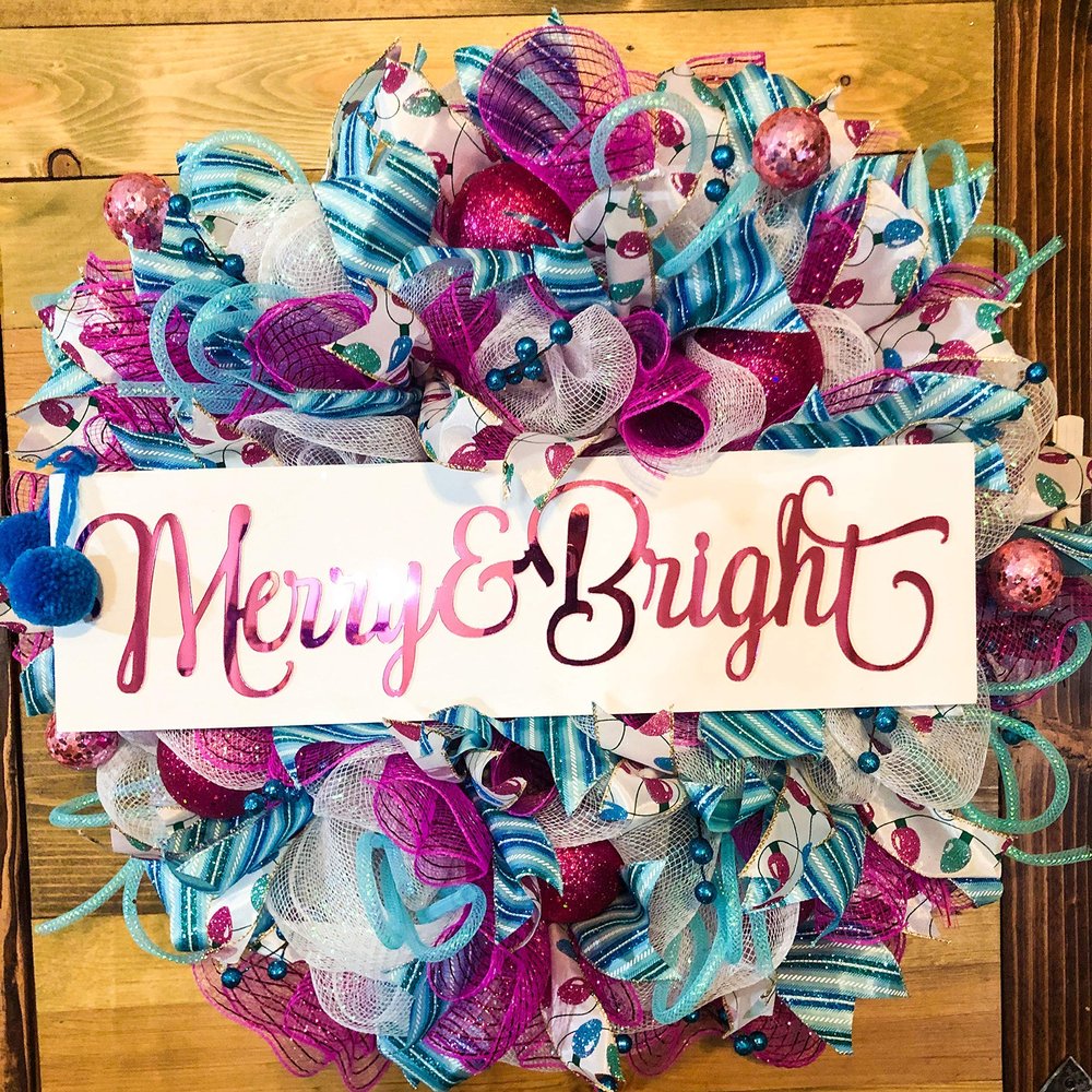 Christmas wreath with mesh and Merry & Bright sign