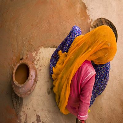 Posterazzi PDDAS10BJY0049LARGE India, Rajasthan. Woman Painting Photo Print, 24 x 36, Multi