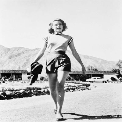 Posterazzi DAP18269 Grace Kelly-Wearing Shorts Photo Print, 8 x 10, Multi