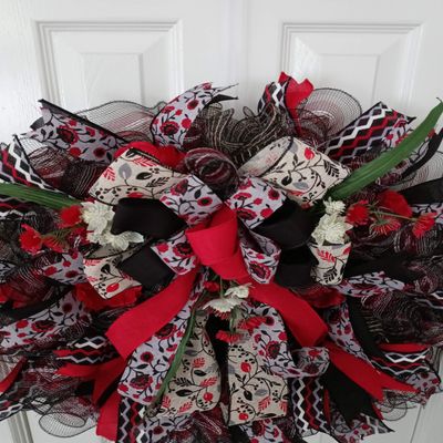 24" Black with Red Poppies Mesh Wreath