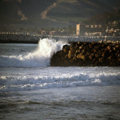 Iconic Arts Waves Crashing On The Rocks Laminated Poster 18x24