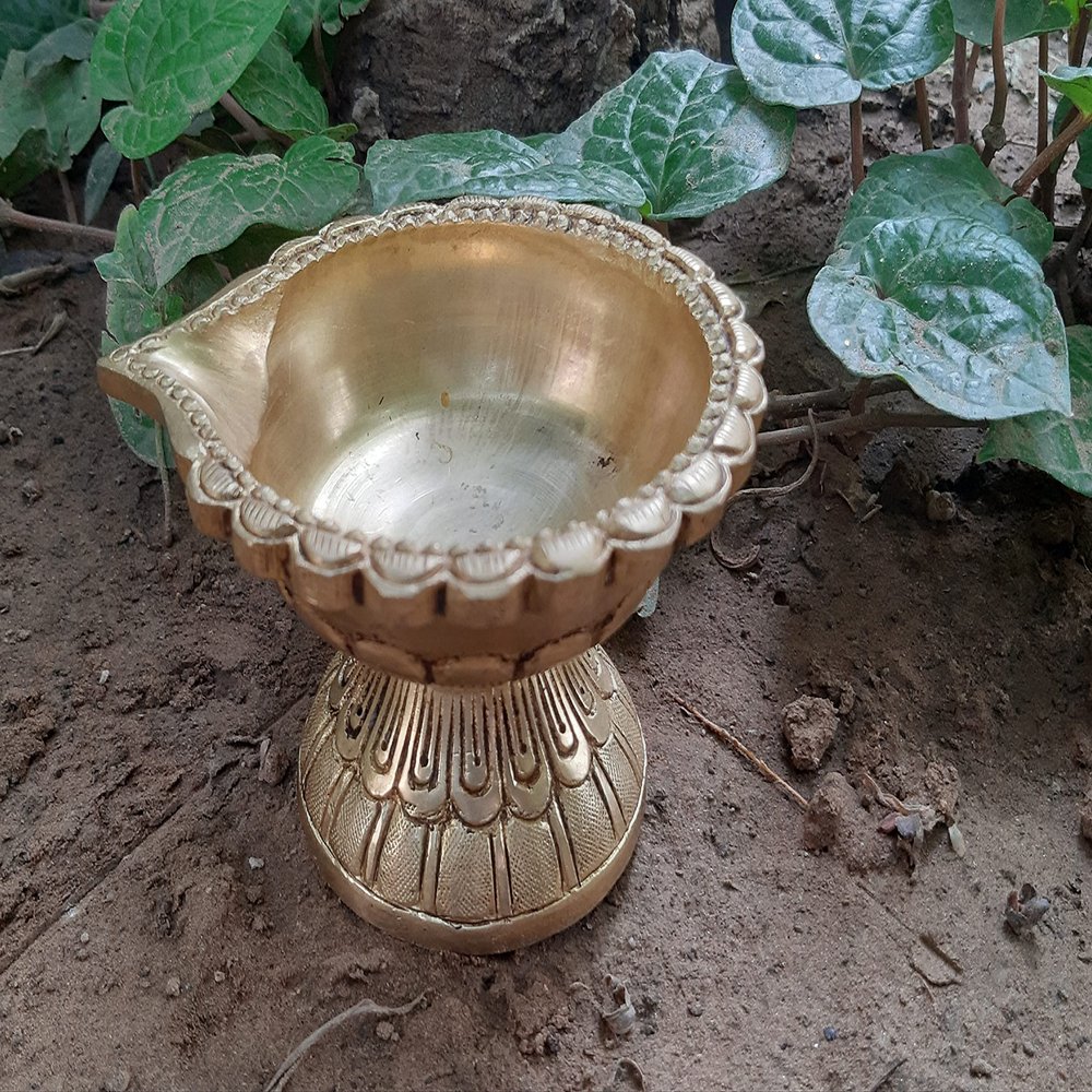 Bharat Haat Brass Diya with Round Base Divi Oil Lamp Medium Diya Designing Base Deepak Idol Bird Home Statue Showpieces Handicraft Art (3.8 x 4 x 2.5 inch, Yellow)