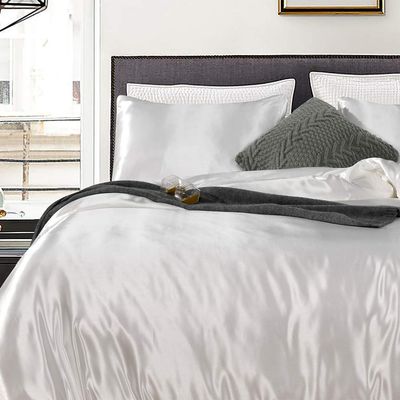5 PC Satin Bedding Set Soft Silky Satin Bed Set with Zipper Closure & Corner Ties With 600 Thread Count 18'' Deep Pocket of Fitted Sheet (Duvet cover+Fitted+Flat+Pillowcases)Queen/Full ,White