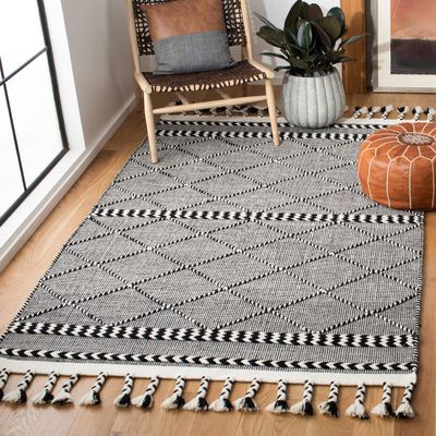 SAFAVIEH Casablanca Collection Accent Rug - 3' x 5', Black & Ivory, Handmade Moroccan Boho Wool Braided Tassel Fringe, Ideal for High Traffic Areas in Entryway, Living Room, Bedroom (CSB575Z)