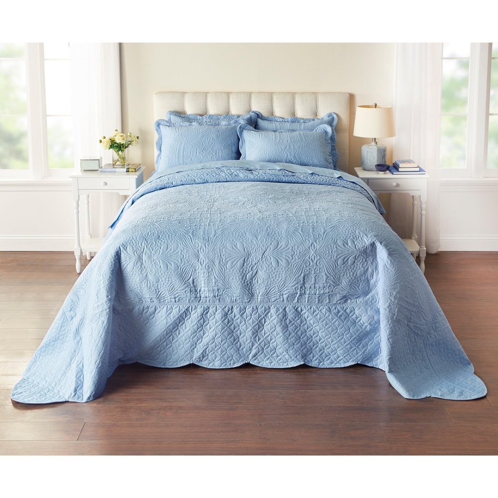 BrylaneHome Lily Damask Bedspread - King, Blue
