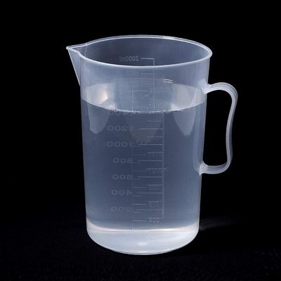Juvielich Plastic Liquid Big Container Measuring Beaker With handle Labs Kitchen Graduated Cup Transparent Volumetric Measurement Beaker Reusable Raised Numeral Graduations Capacity 2000ML