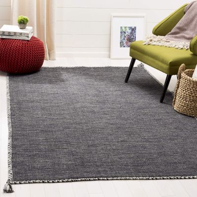 SAFAVIEH Montauk Collection Accent Rug - 4' x 6', Grey & Black, Handmade Flat Weave Cotton Corner Tassel, Ideal for High Traffic Areas in Entryway, Living Room, Bedroom (MTK150F)