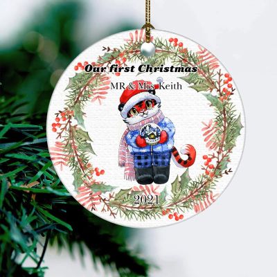 Our First Christmas Souvenir Ceramic Ornaments Custom Mr & Mrs Flower Wreath Double-Sided Printing 3x3 Inch Round Christmas Tree Decor Decoration Gift for New Year Indoor Holidays Celebration