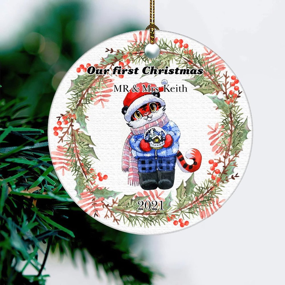 Our First Christmas Souvenir Ceramic Ornaments Custom Mr & Mrs Flower Wreath Double-Sided Printing 3x3 Inch Round Christmas Tree Decor Decoration Gift for New Year Indoor Holidays Celebration