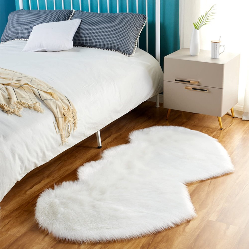 Heart Shaped Rug Faux Fur Sheepskin Rug Ultra Soft Modern Indoor Home Decor Area Rug Anti-Skid Carpet for Living Room Bedroom Sofa Nursery Shaggy Rugs,90x180cm,White