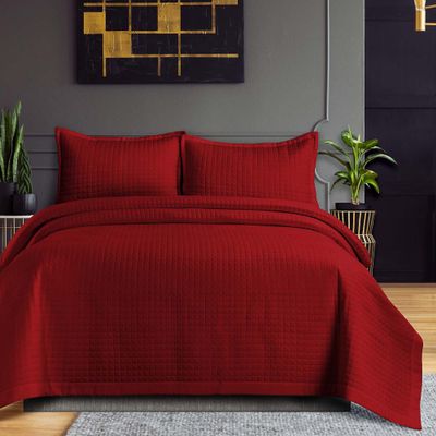 Tribeca Living Oversized Queen Quilt Set, Three-Piece Box Stitch Soft Bedding Set Includes One Quilt & Two Sham Pillowcases, Wrinkle Resistant Super Soft 110-GSM Microfiber Naples/Deep Red