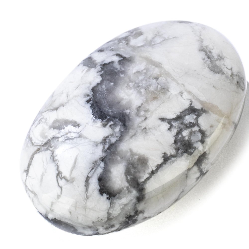 KALIFANO Howlite Palm Stone with Healing & Calming Effects - High Energy Howlita with Information Card - Reiki Worry Crystal Used for Wisdom (Family Owned and Operated)