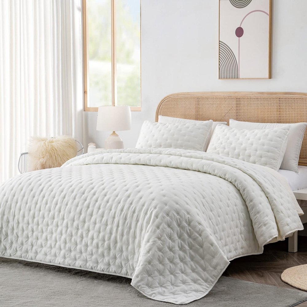 HIARUO 3-Piece King Quilt Set - Soft Warm Ultrasonic Reversible Coverlet Bedspread Set (104 x 90 Inch) with 2 Pillow Sham (20 x 36 Inch), White