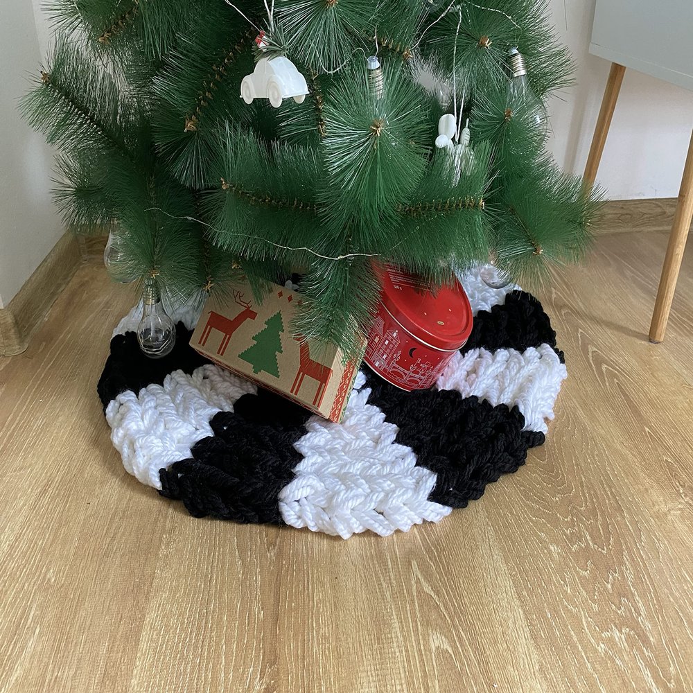 Black and White Christmas Tree Skirt Chunky Knit Round Christmas Tree Skirt for Xmas Holiday Decoration (40 inches)