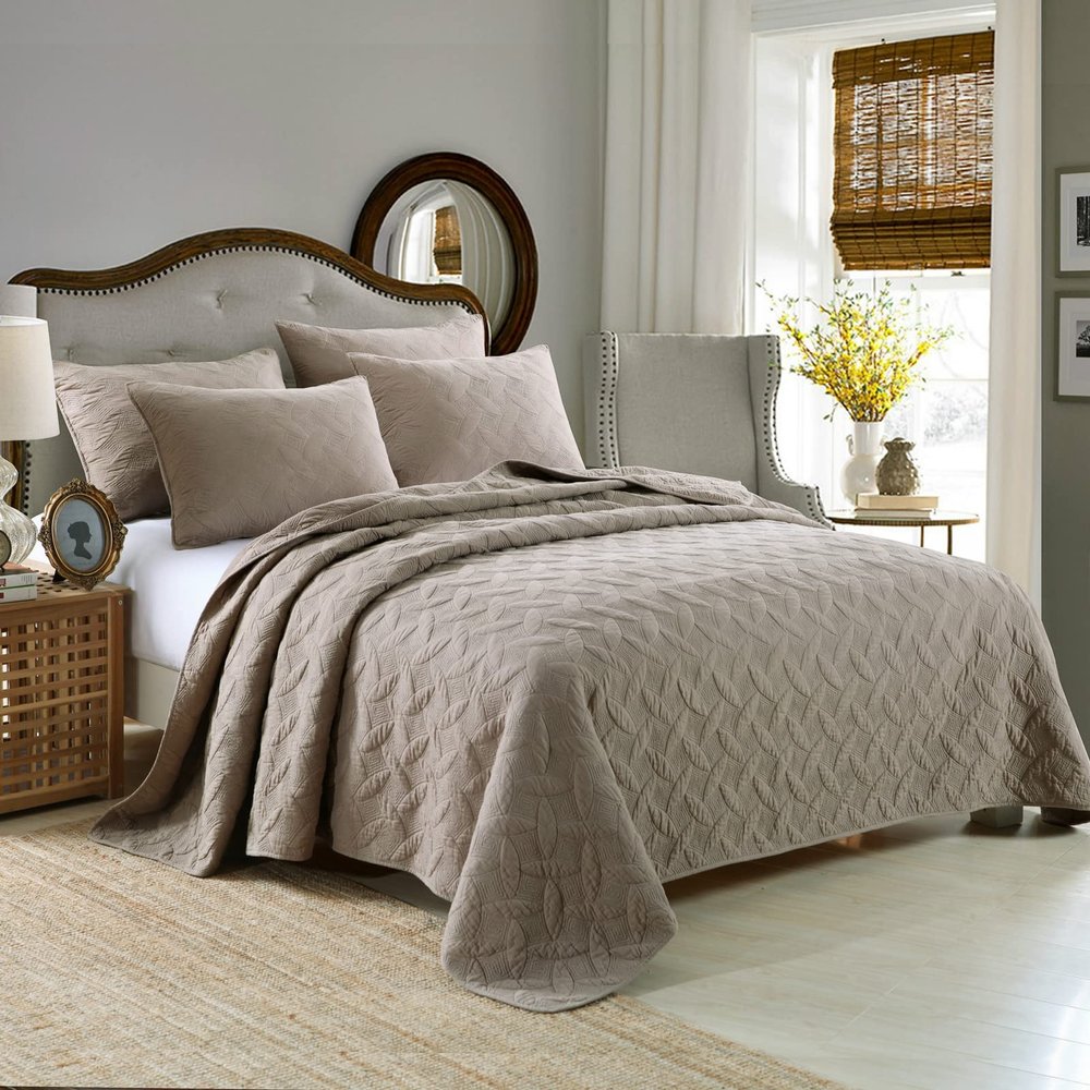 CCUNSZI Bedspread Quilt Set Queen-3 Piece Luxury Lightweight Embroidered Quilted Comforter 100% Cotton Reversible Coverle Set with Pillow Shams All Season Quilts,Brown,Queen