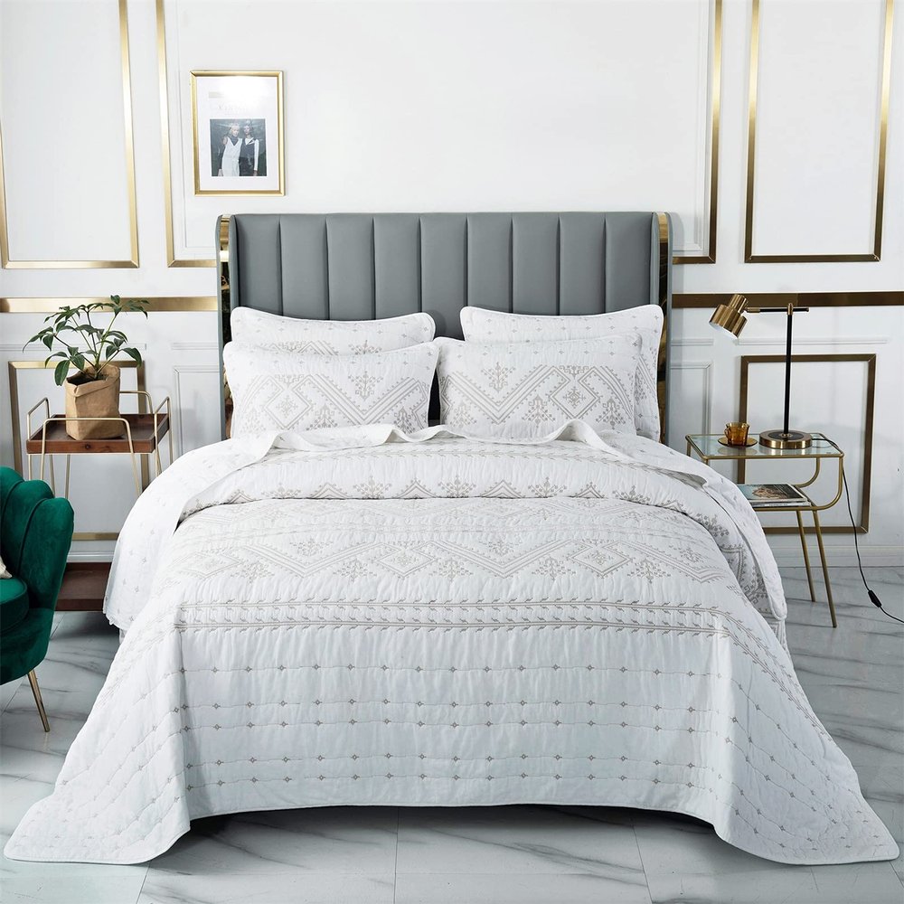 CCUNSZI 3 Piece Luxury Embroidered Bedspread Quilt Set King- All Season Quilts Comforter Lightweight Bedding Set with Pillow Shams,White,King