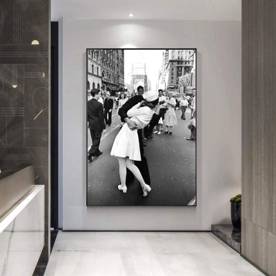 XIANGPEIFBH Century Kiss In V-J Day World War 2 Canvas Painting Art Poster and Print Wall Art Old Picture for Living Room Decor 70x90cm(28x35inch) Inner Frame