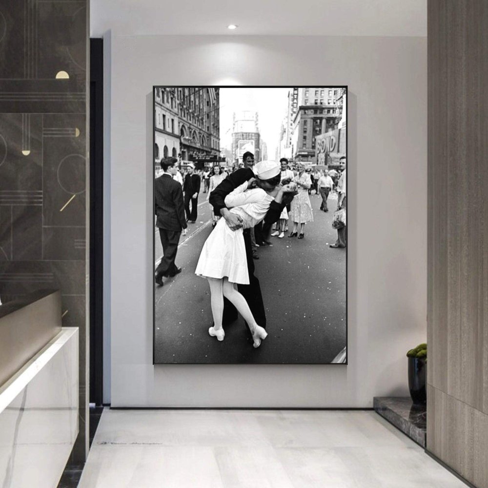 XIANGPEIFBH Century Kiss In V-J Day World War 2 Canvas Painting Art Poster and Print Wall Art Old Picture for Living Room Decor 70x90cm(28x35inch) Inner Frame