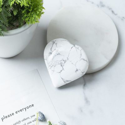 Crocon 50mm Howlite Heart stone Big Heart Shape Puff Stones Set 450+ Carats Pocket Crystal Healing Tumble Collection Palm Worry Stone Good Luck Charm Meditation Gift Craft Home Decor