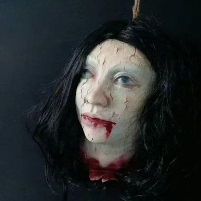 Halloween Hanging Severed Head Decoration,Scary Life-Size Bloody Cut Head Corpse Realistically Latex Head Pendant Prop,With Wig Costume,Zombie Head for Outdoor Indoor Haunted Houses Party (DD)